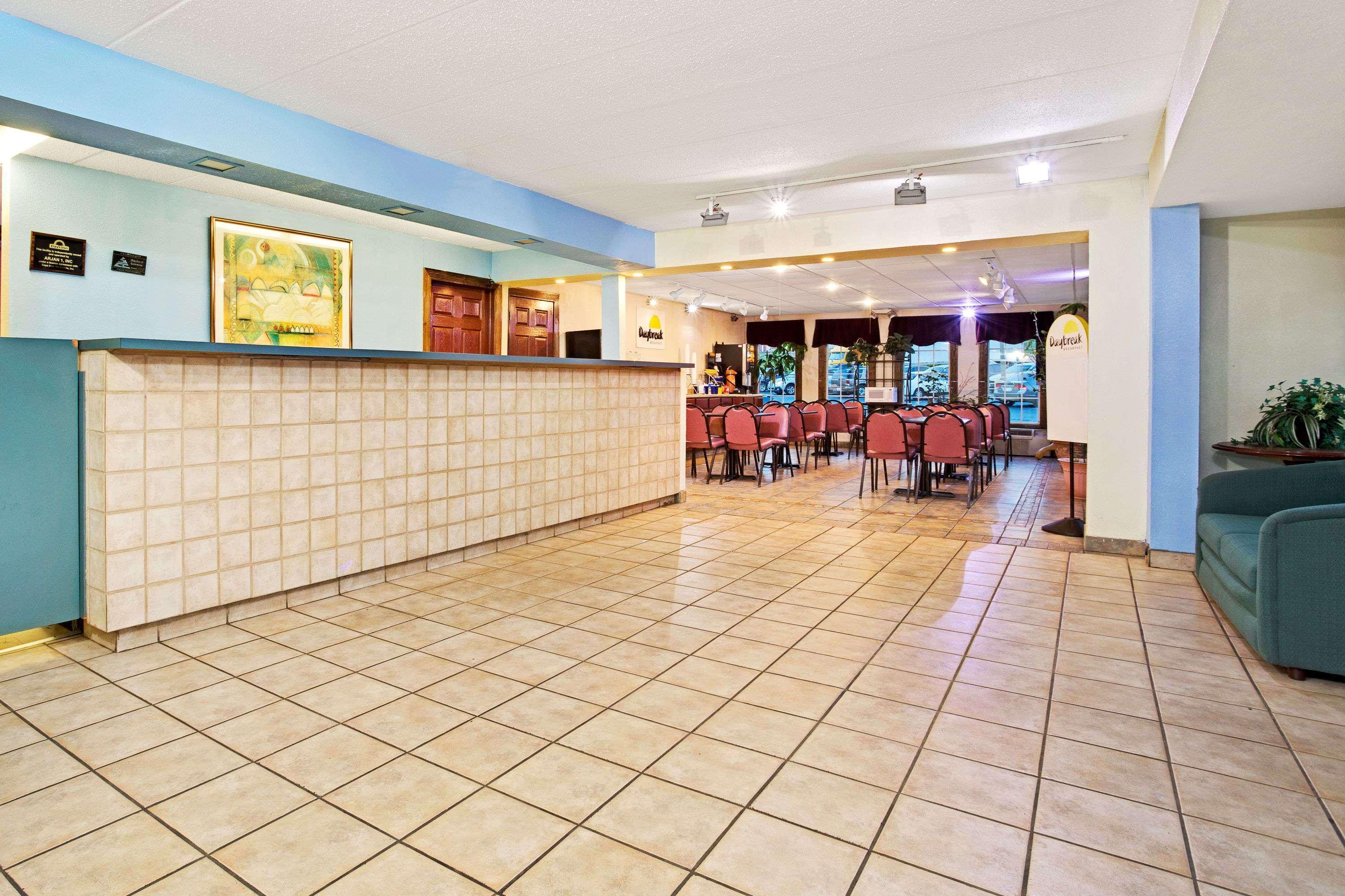 Days Inn By Wyndham Шаронвилл Экстерьер фото