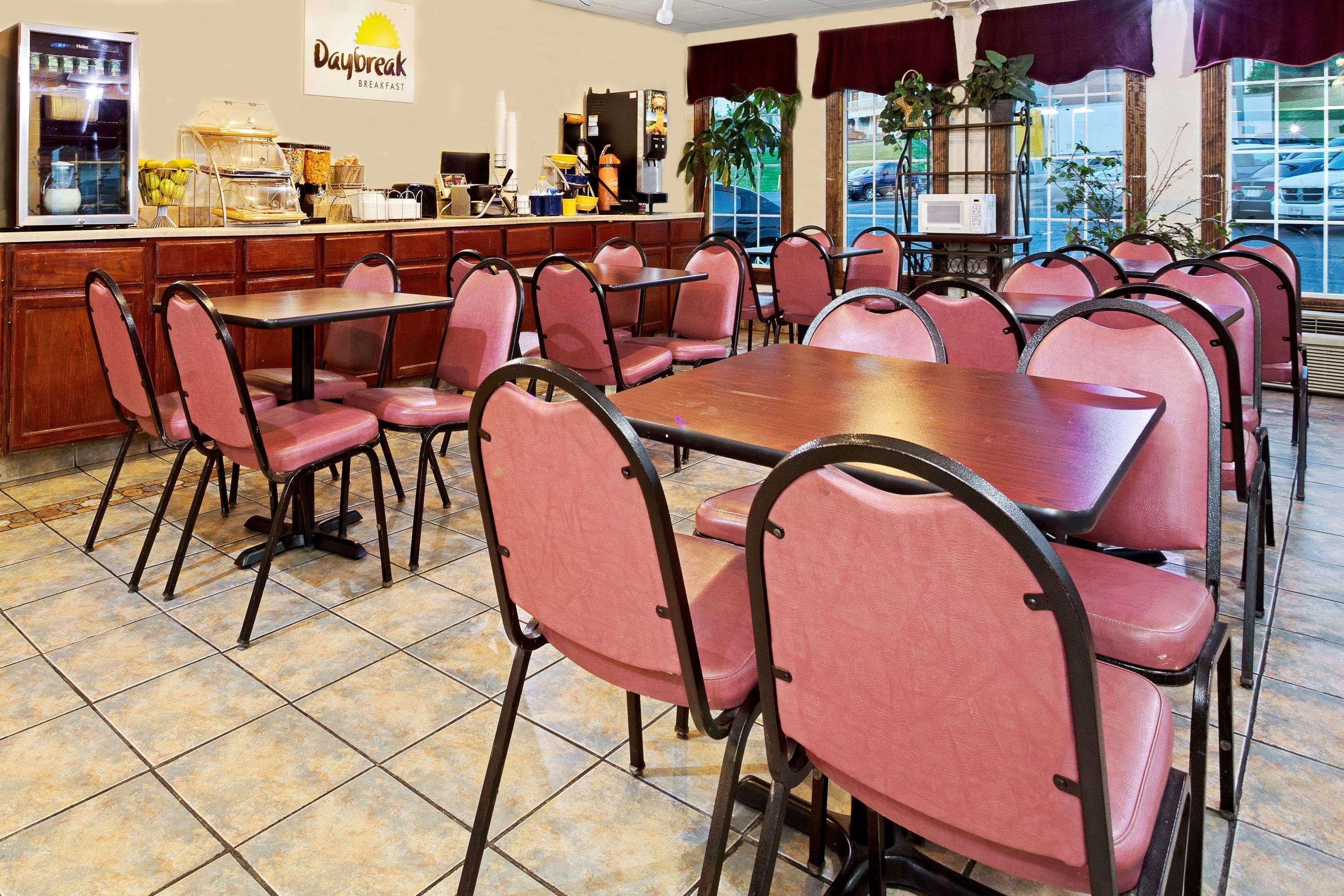 Days Inn By Wyndham Шаронвилл Экстерьер фото